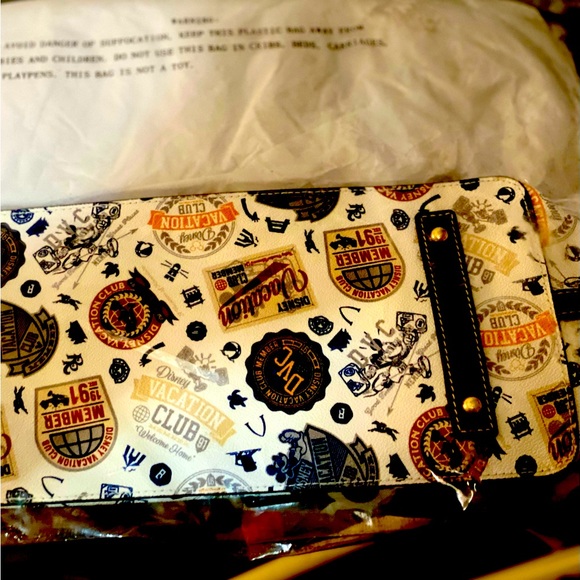 Disney DVC Dooney and bourke tote - Picture 2 of 5